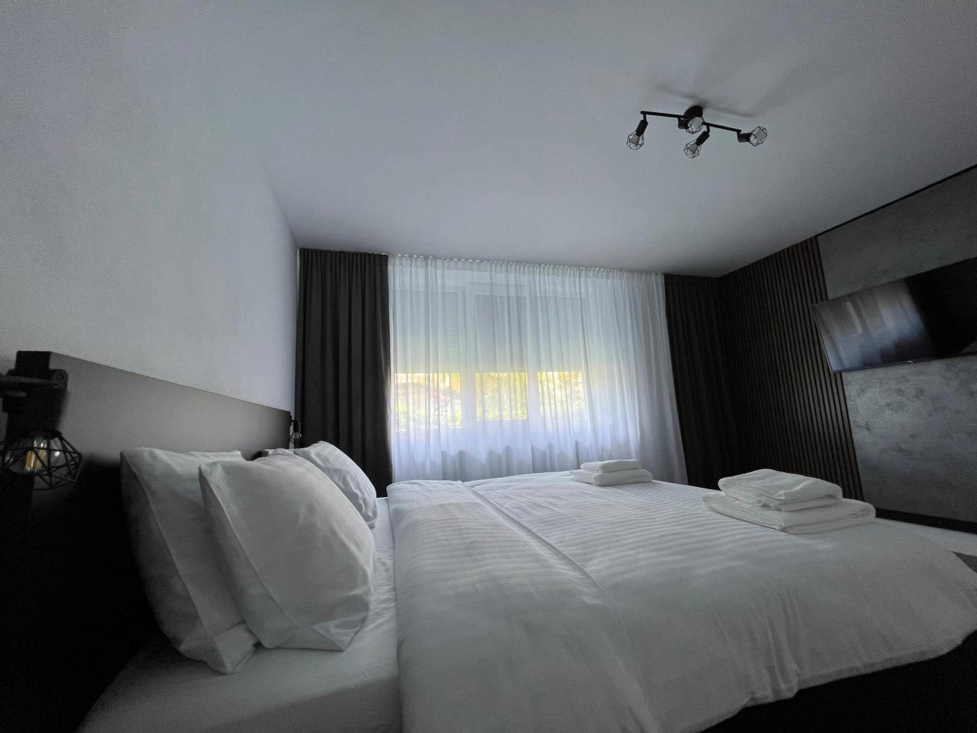 Onix Apartment Hunedoara Ngoại thất bức ảnh